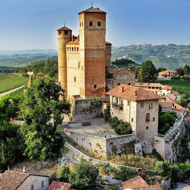 hrad Serralunga d alba